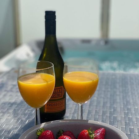 Premium Accommodation With Luxury Hot-Tub And Decking Area, Near Fantasy Island Ingoldmells Exteriér fotografie
