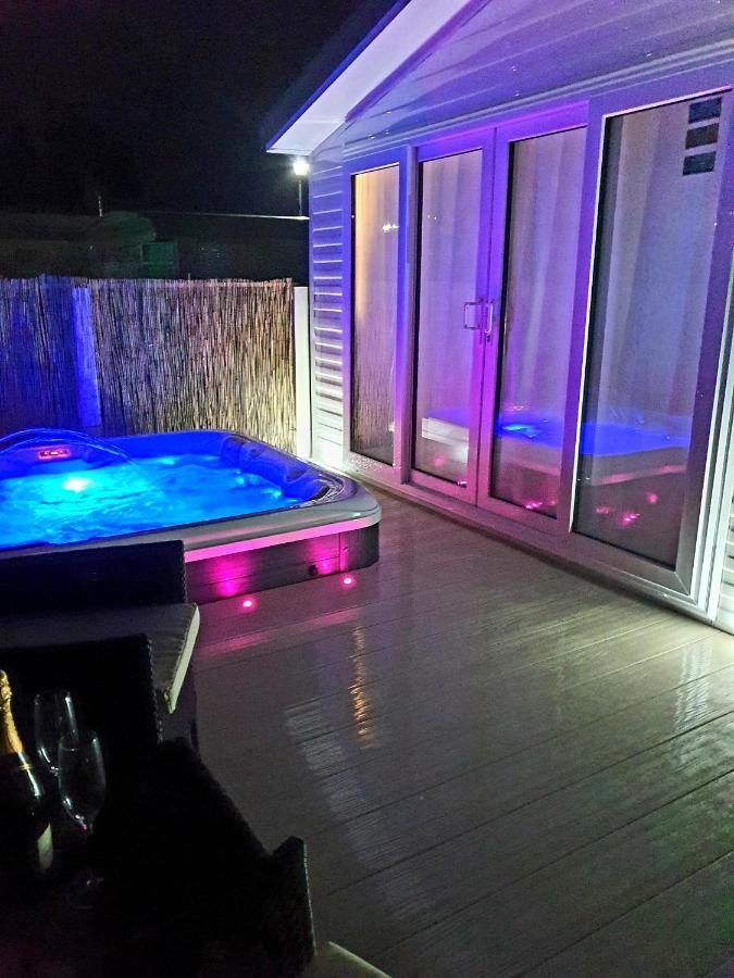 Premium Accommodation With Luxury Hot-Tub And Decking Area, Near Fantasy Island Ingoldmells Exteriér fotografie