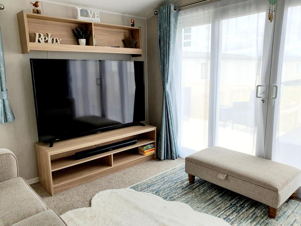 Premium Accommodation With Luxury Hot-Tub And Decking Area, Near Fantasy Island Ingoldmells Exteriér fotografie