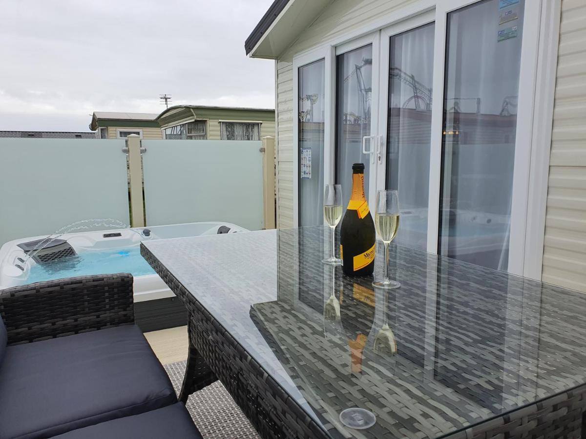 Premium Accommodation With Luxury Hot-Tub And Decking Area, Near Fantasy Island Ingoldmells Exteriér fotografie