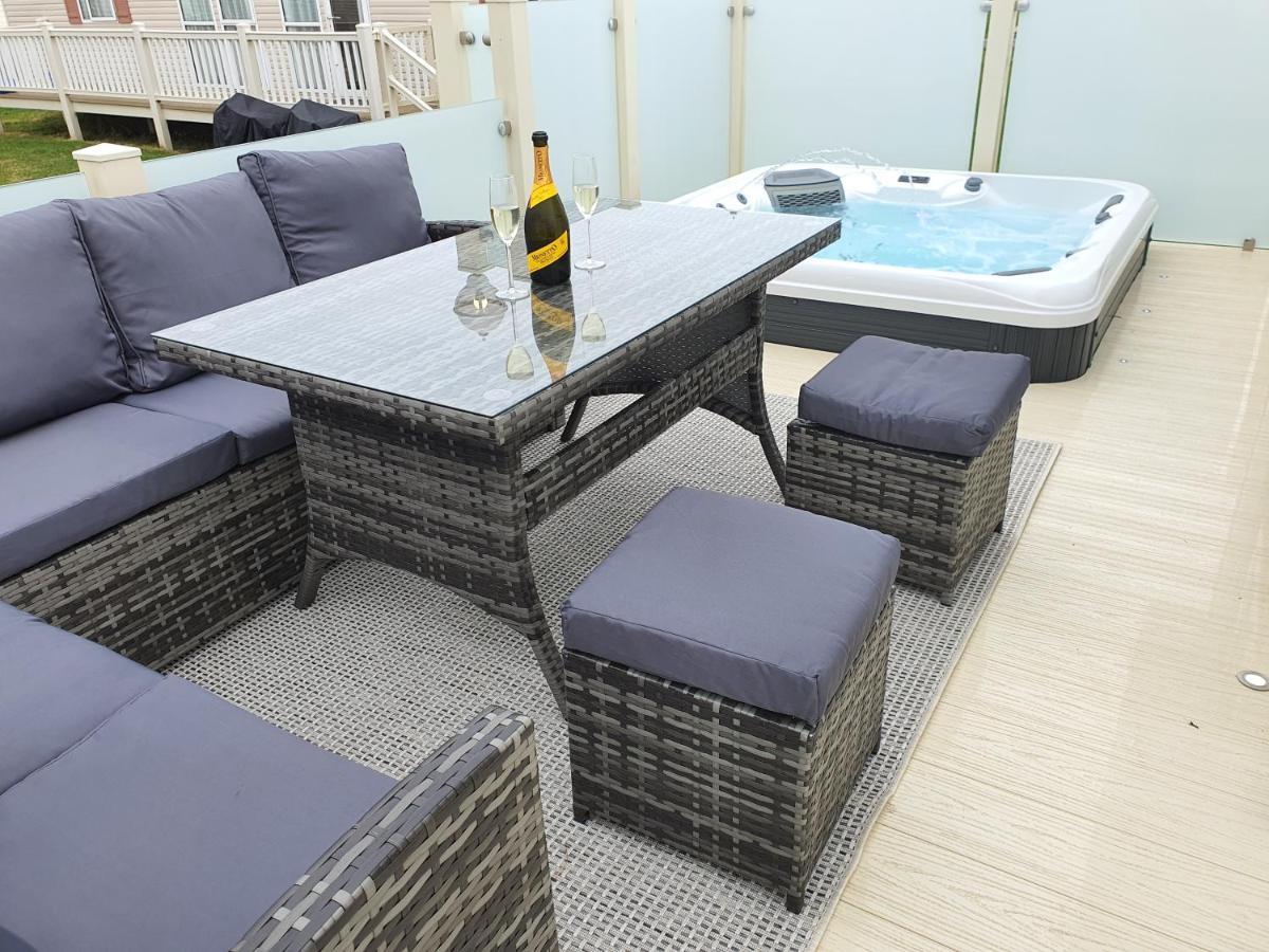 Premium Accommodation With Luxury Hot-Tub And Decking Area, Near Fantasy Island Ingoldmells Exteriér fotografie