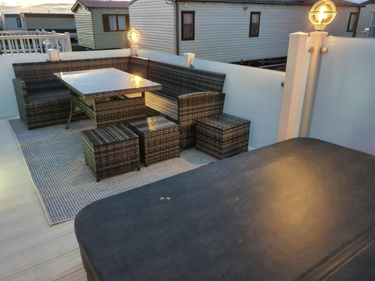 Premium Accommodation With Luxury Hot-Tub And Decking Area, Near Fantasy Island Ingoldmells Exteriér fotografie