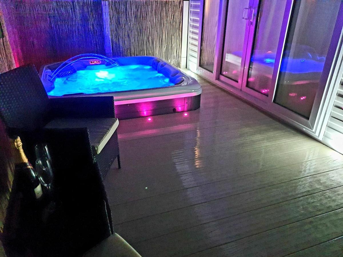 Premium Accommodation With Luxury Hot-Tub And Decking Area, Near Fantasy Island Ingoldmells Exteriér fotografie